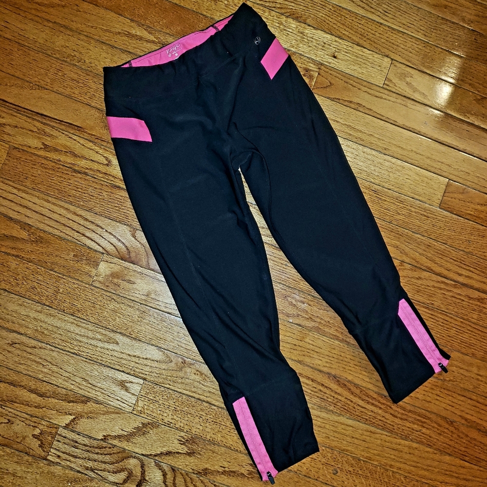 Black yoga leggings with hot pink accent